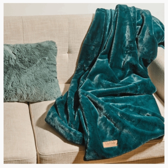 Unhide Lil Marsh Emerald Kitten Faux Fur Throw Blanket - Picture 1 of 4